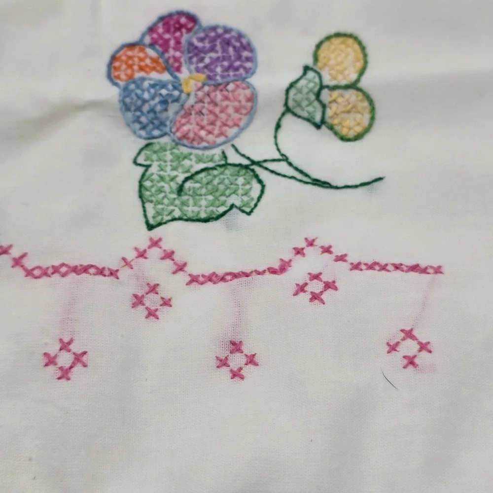 Vintage Hand‎ Embroidered Pillowcases 90s White Floral Pansy Cottagecore 2pc Set